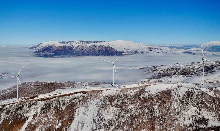 Bitlis’teki rüzgar güllerinin sisli dağlarla görüntüsü mest ediyor