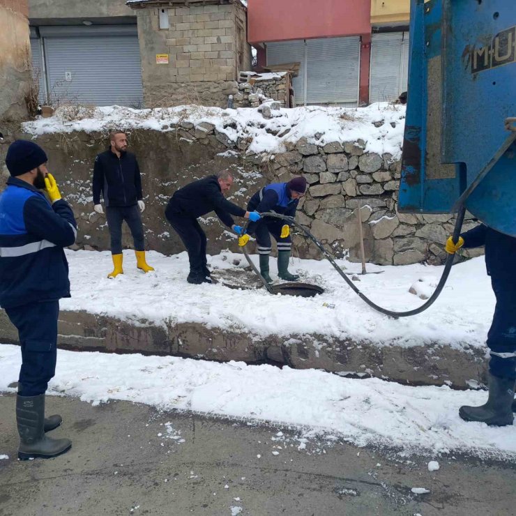 Dondurucu soğukta 11 kanalizasyon arızası giderildi