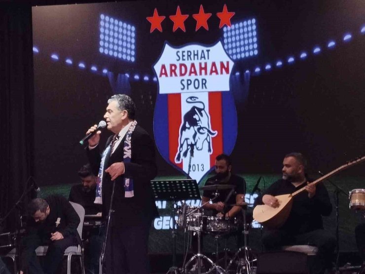 Başkan Demir, Serhat Ardahaspor kulübü dayanışma gecesinde konser verdi