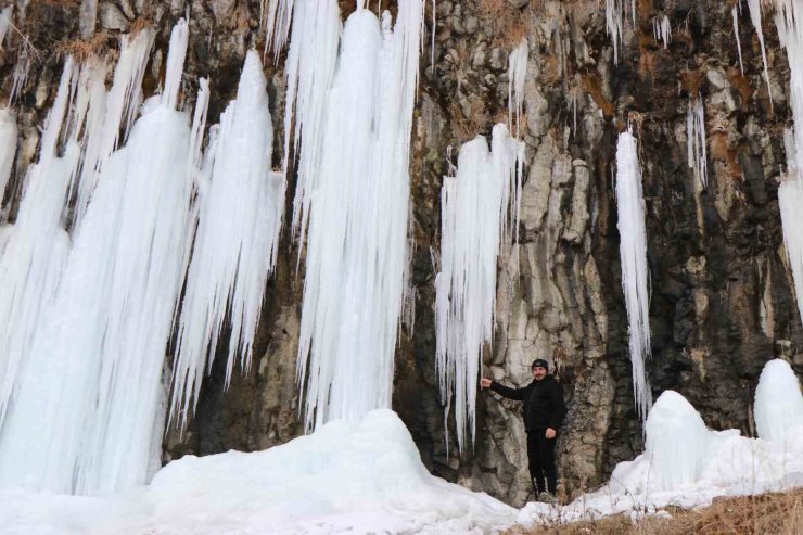 Diyadin’de 35 metrelik buz sarkıtları