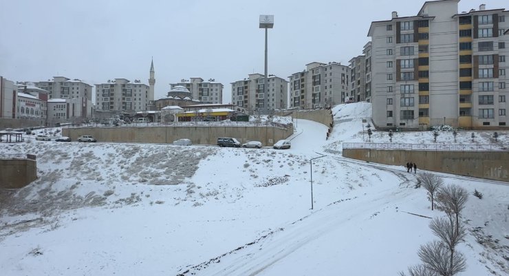 Yüksekova’da kar yağışı başladı