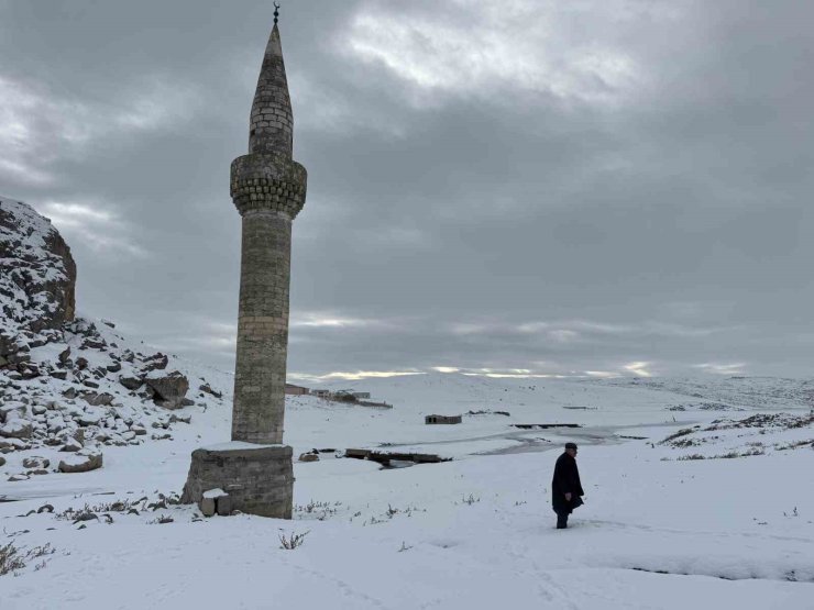 Ağrı’daki cami minaresi Yazıcı Barajı’nın simgesi oldu