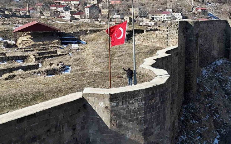 Bitlis Kalesi’nde bayrak yarıya indirildi