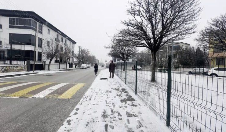 Erzincan’da sömestir tatilinde çocuklar kar heyecanı yaşadı