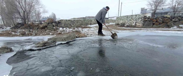 Akyaka’da çiftçiler donmuş derenin buzunu kırarak hayvanlarına su sağlıyor