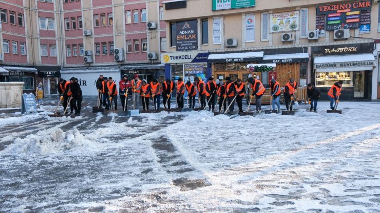 Kar yağışının etkili olduğu Erzincan’da kar küreme çalışmaları sürdürülüyor