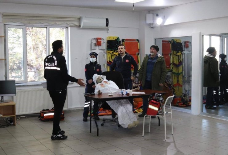 Emniyetten 96 sağlık personeline eğitim verildi