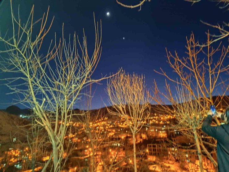 Hakkari’de ay ve venüs bir arada