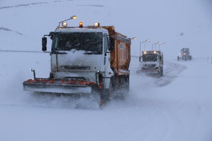 Erzincan’da kar ve tipi etkili oldu, eğitime ara verildi