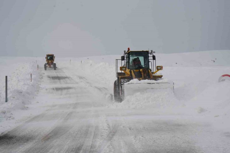 Karla kapanan Hasköy-Mutki yolu ulaşıma açıldı