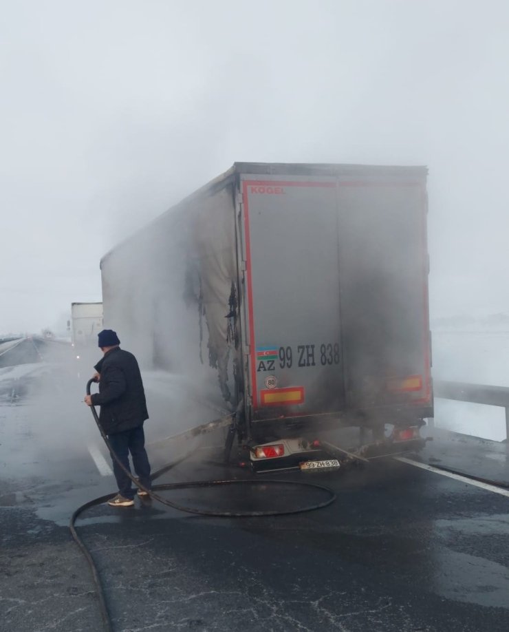 Tırın dorsesi yandı