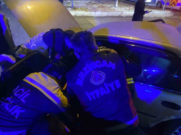 Sinyalizasyon ışıklarında bekleyen iki otomobile arkadan gelen otomobil çarptı: 3 yaralı