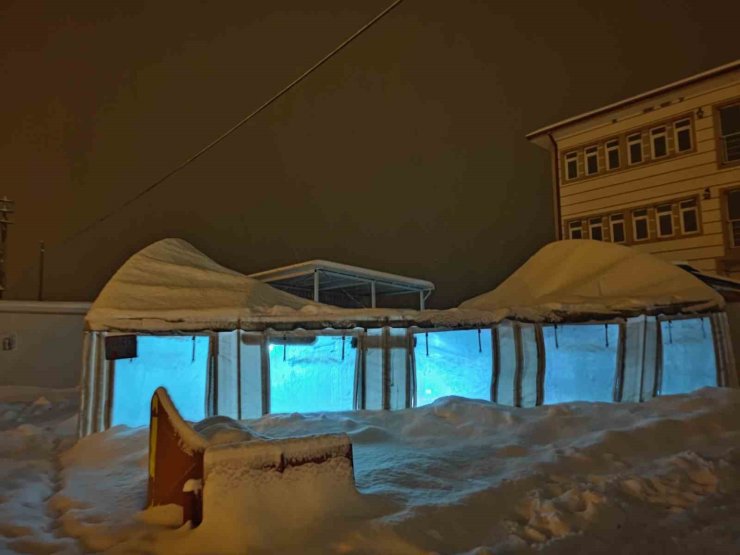 Malatya’nın Akçadağ ilçesinde kar yağışı nedeniyle çadır mescit çöktü