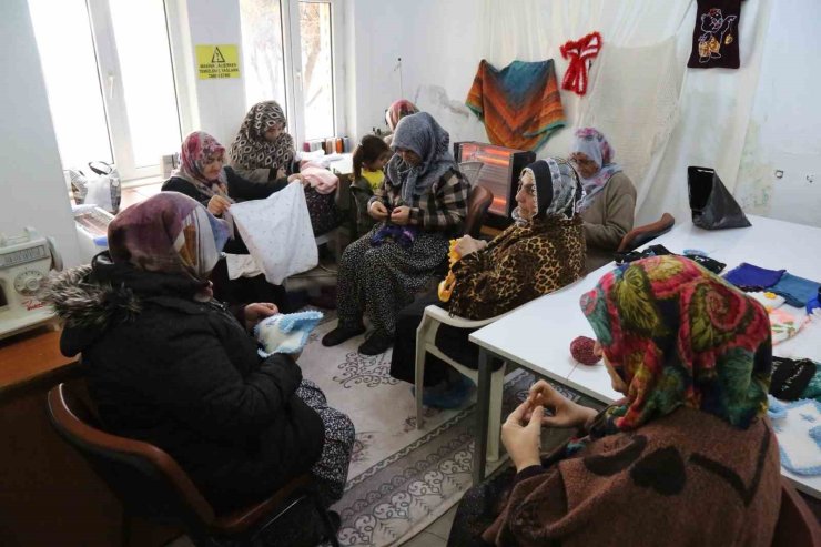 Kadınlar nakış kursu ile hem üretiyor hem de sosyalleşiyor