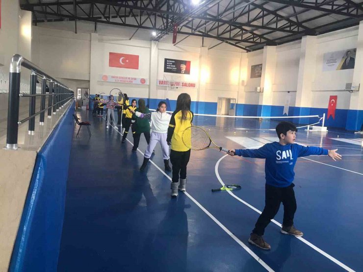 Varto’da kort tenisi kurslarına yoğun ilgi