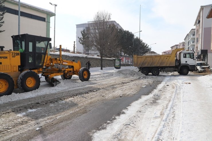 Belediye ekiplerinin kar temizlik mesaisi sürüyor