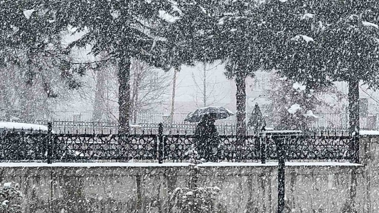 Tatvan’da kar yağışı