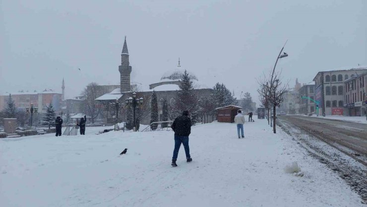 Erzurum’da kar kenti beyaza bürüdü