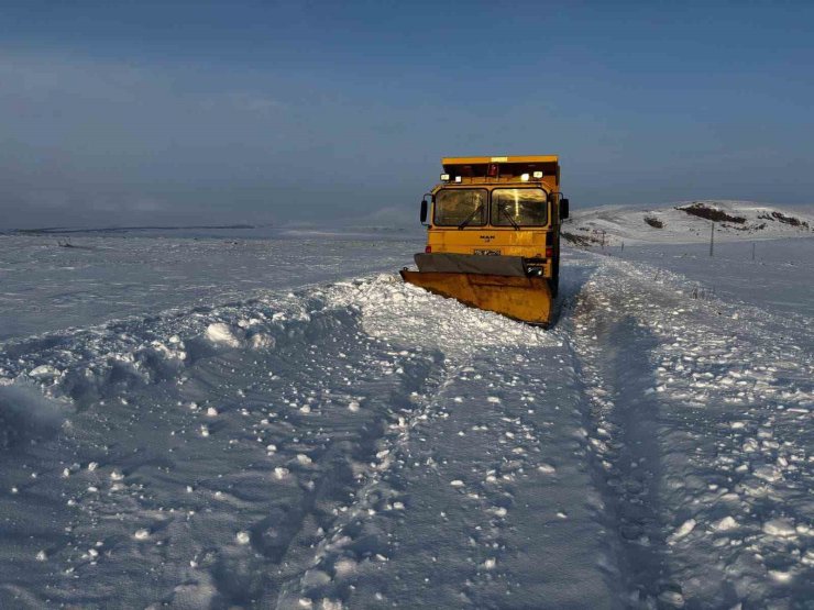 Ardahan’da kar ve buzlanma nedeniyle araçlar yolda kaldı
