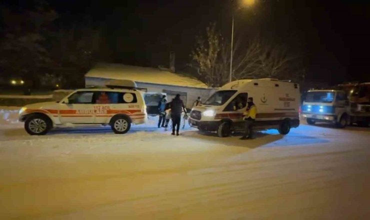 Karda mahsur kalan hastalara paletli ambulansla ulaştılar