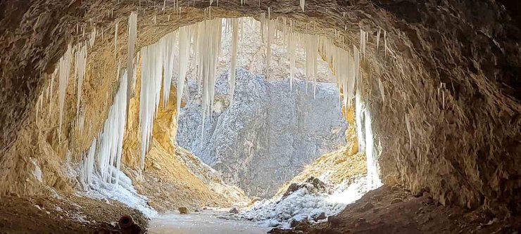 Kemaliye’de ’dünyanın en zorlu yolları’ arasında gösterilen "Taş Yolu" buz tuttu