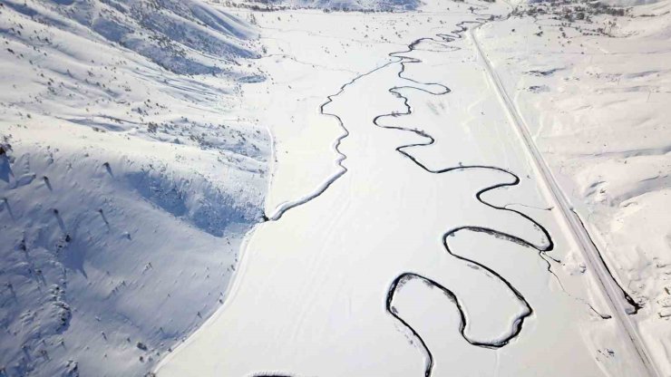 Kar altındaki Güzeldere Menderesleri görsel şölen sunuyor
