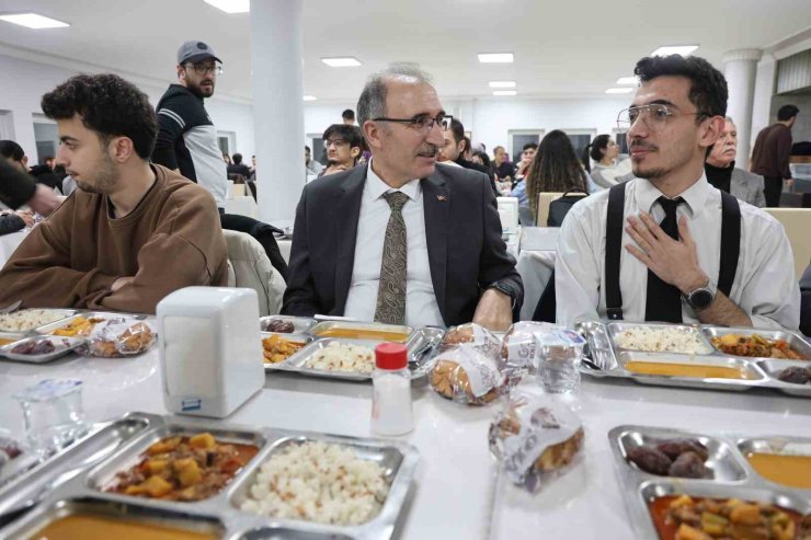 Rektör Göktaş öğrencilerle iftar açtı
