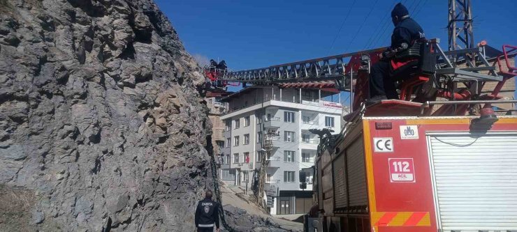 Hakkari’de tehlike saçan taşlar güvenli şekilde indirildi
