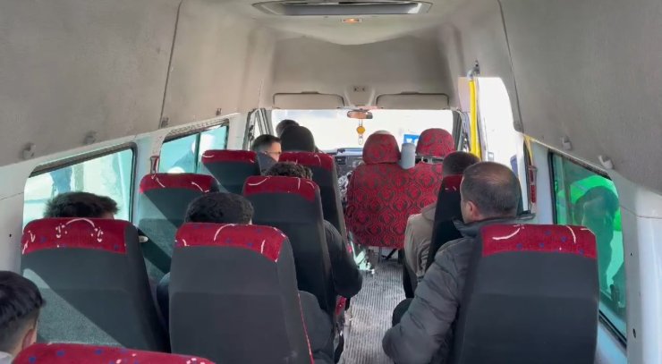 Yüksekova’da sivil jandarma ekipleri yolcu gibi minibüslere binerek denetim gerçekleştirdi.
