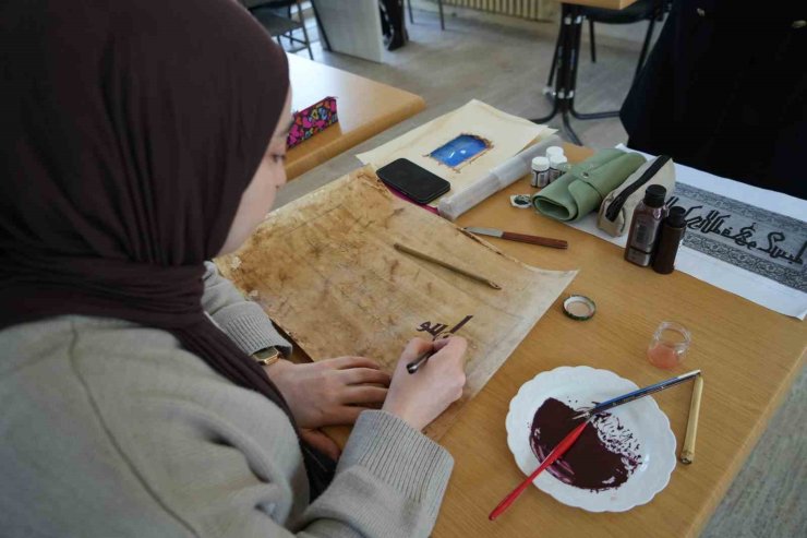 Sınav hazırlığındaki gençler hüsn-i hat sanatıyla sabretmeyi öğreniyor