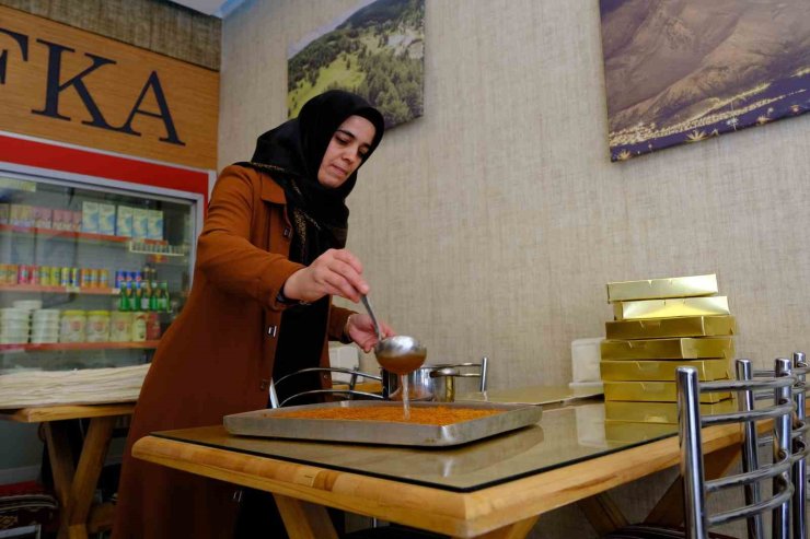 Erzincan’da iftar sofralarının vazgeçilmez lezzeti: "Kesme kadayıf tatlısı"
