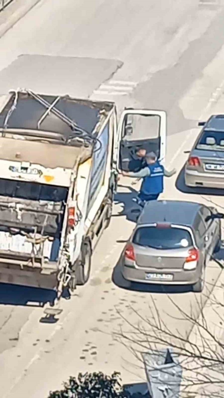 Temizlik işçilerinden tebessüm ettiren halay