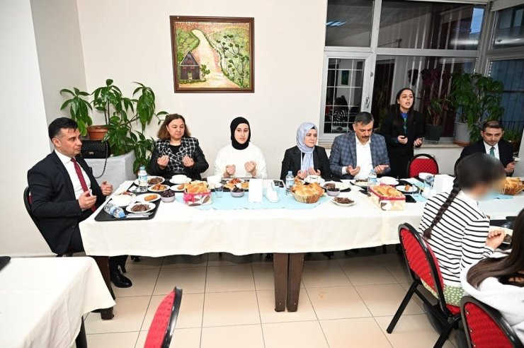 Çocuklarla iftar sofrasında buluştular