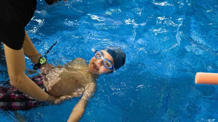 Engellerini suya bırakan bireyler yüzme ile hayata tutunuyor