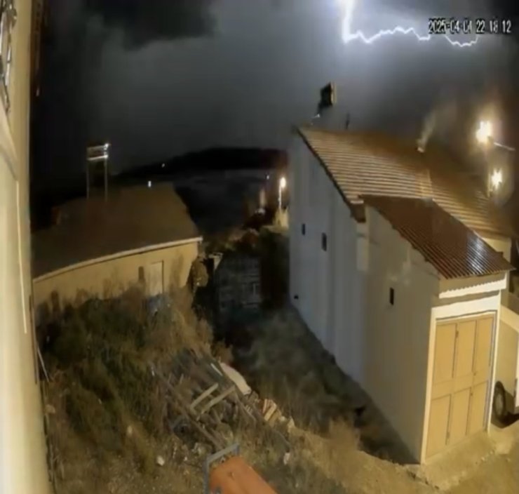 Elazığ’da şimşekler geceyi aydınlattı