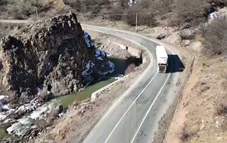 Kaya düşmeleri yaşanan ve tehlikeli virajları olan yolda çalışma talebi