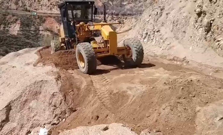 Elazığ’da heyelan nedeniyle zarar gören köy yollarının onarımı sürüyor