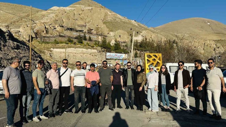 Yüksekovalılar Kendovan peribacalarına hayran kaldı