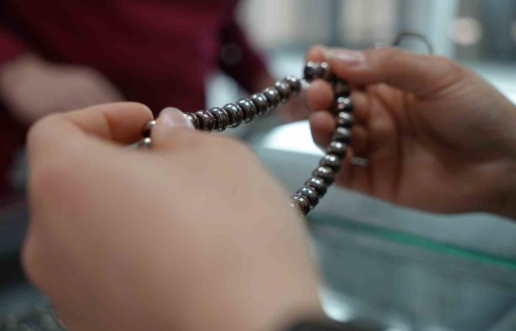 Brezilya’da yetişen meyveden Erzincan’da tespih yapılıyor