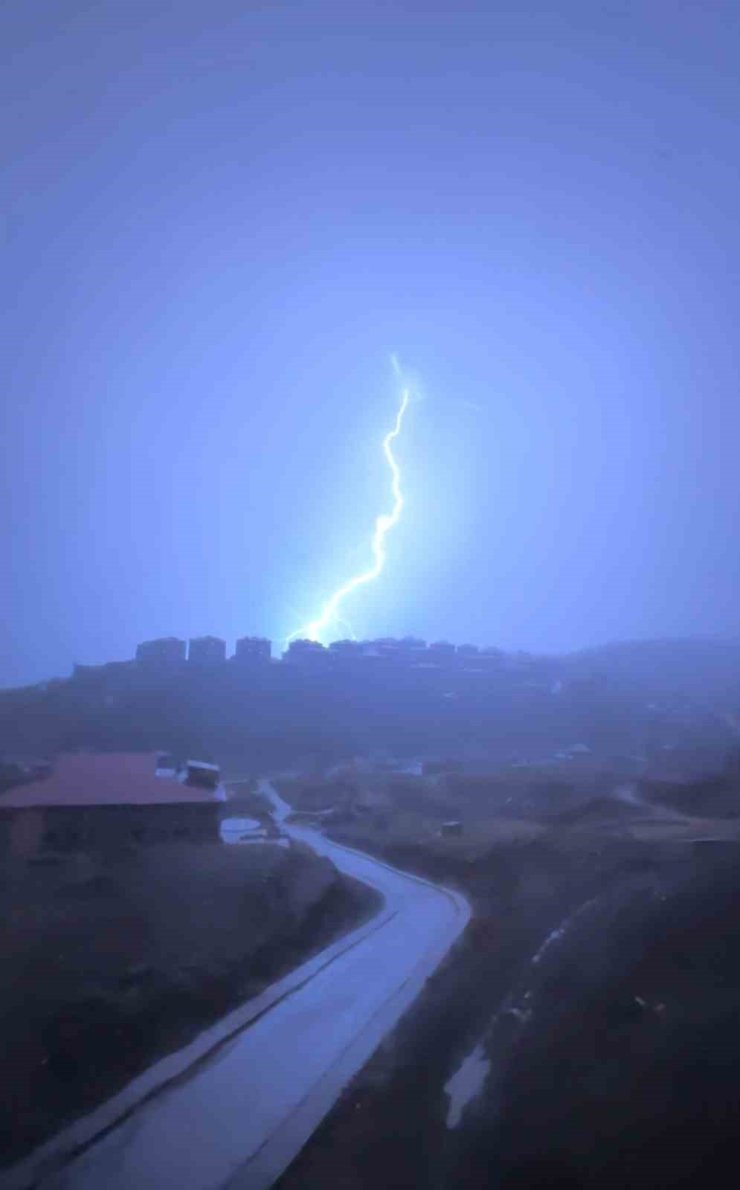 Yüksekova’da fırtına ve sağanak etkili oldu: Evlerin çatıları uçtu, yollar su altında kaldı