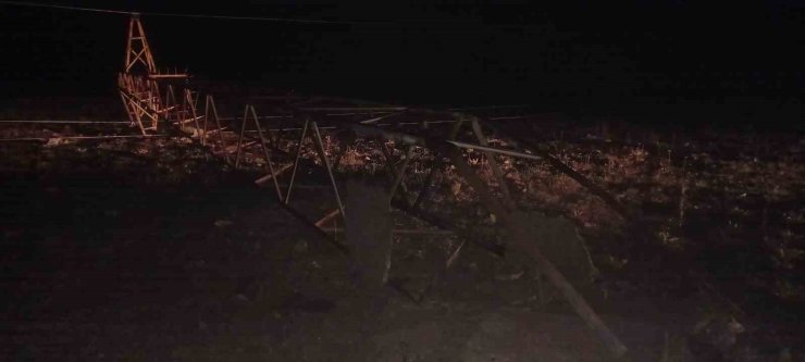 Fırtınanın yıkıp geçtiği doğuda Aras Edaş ekipleri teyakkuzda