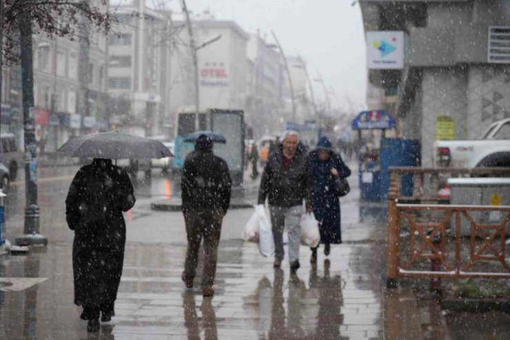 Erzurum’a baharla gelen kar