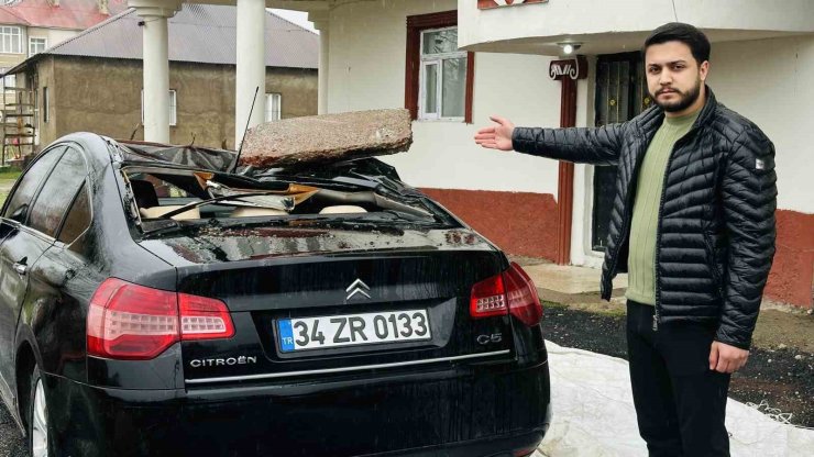 Yüksekova’yı fırtına vurdu: Çatılar uçtu, bir araç hasar gördü