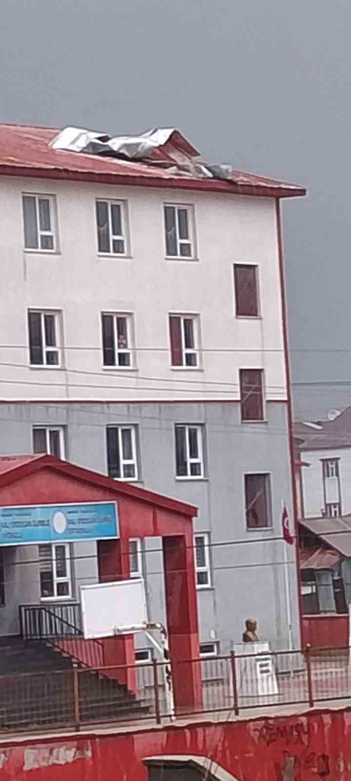 Yüksekova’da fırtına okulun çatısını uçurdu