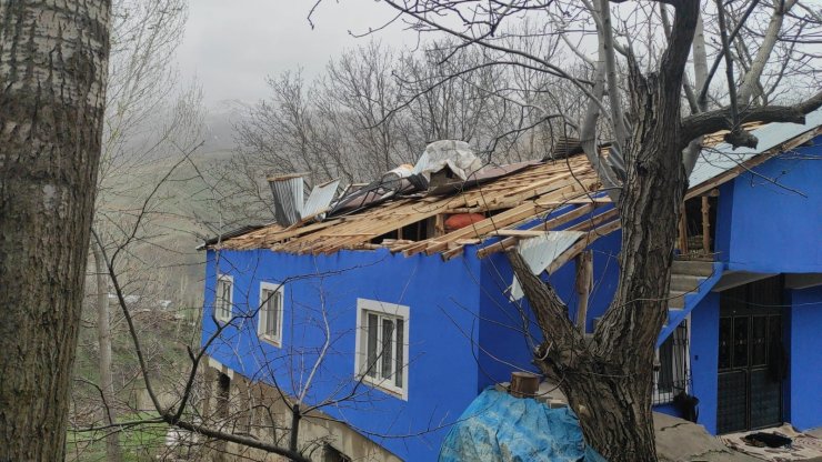 Çatak’ta fırtına hasara neden oldu