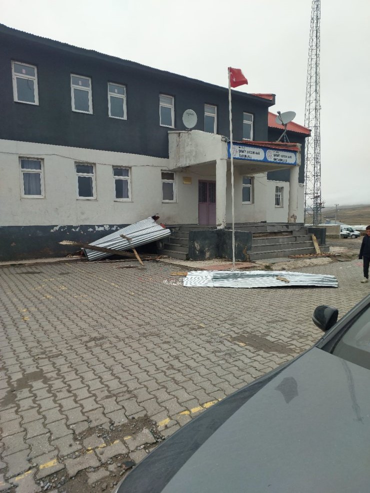 Özalp’te fırtına hasara neden oldu