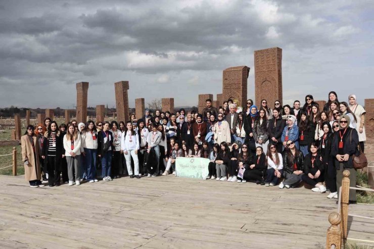 11 ilden gelen öğrenciler Ahlat’ın tarihi mekanlarını gezdi