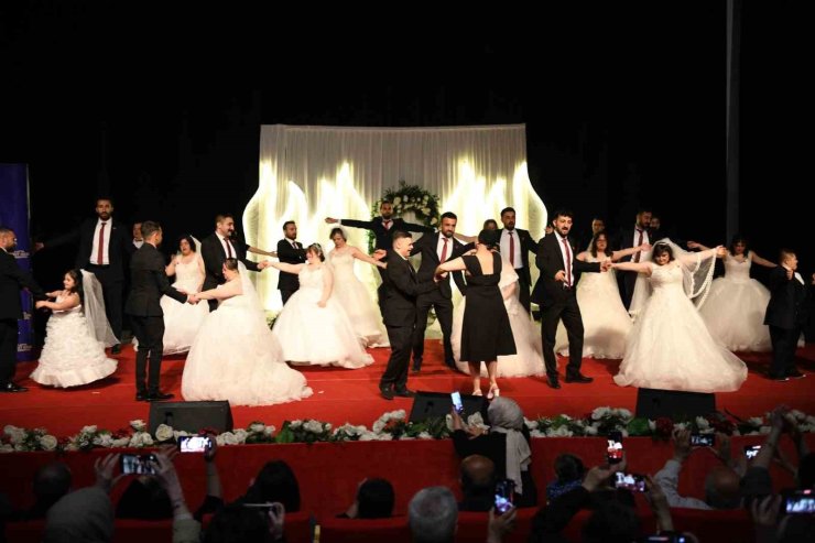 Down sendromlular düğün coşkusu yaşadı: Hem duygusal hem de renkli görüntüler ortaya çıktı