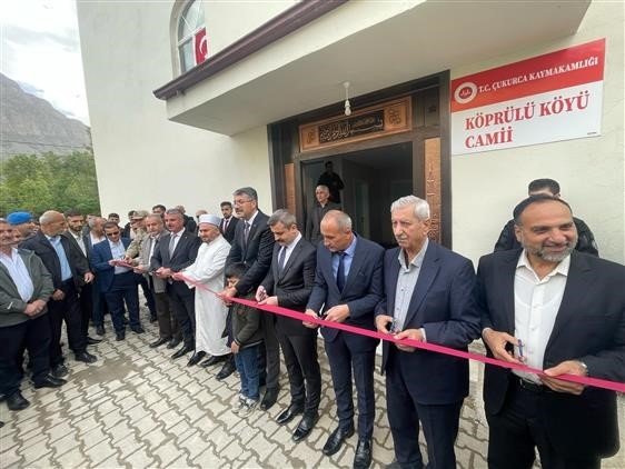 Çukurca’da yapımı tamamlanan cami dualarla ibadete açıldı