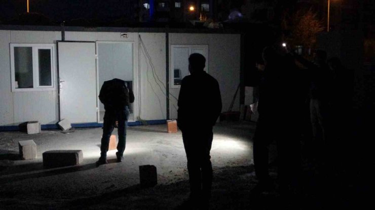 Konteyner içerisinde yaralandığını söyledi, boş kovanlar konteyner dışında bulundu